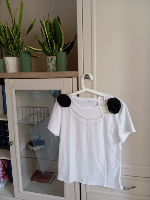 Bluzeczka biała nowa.Kwiat 3 D.Perełka.