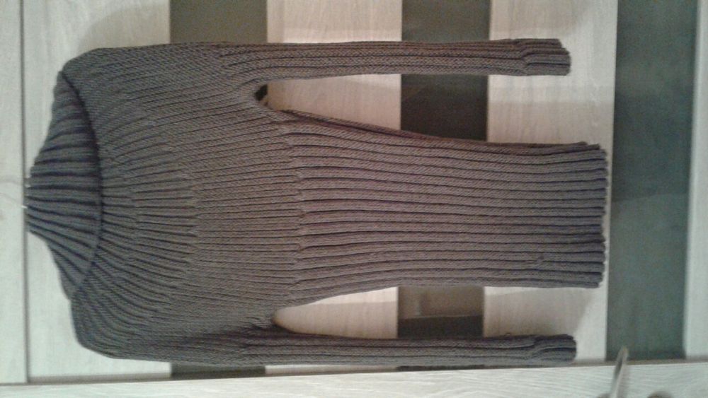 Brązowy golf z różą