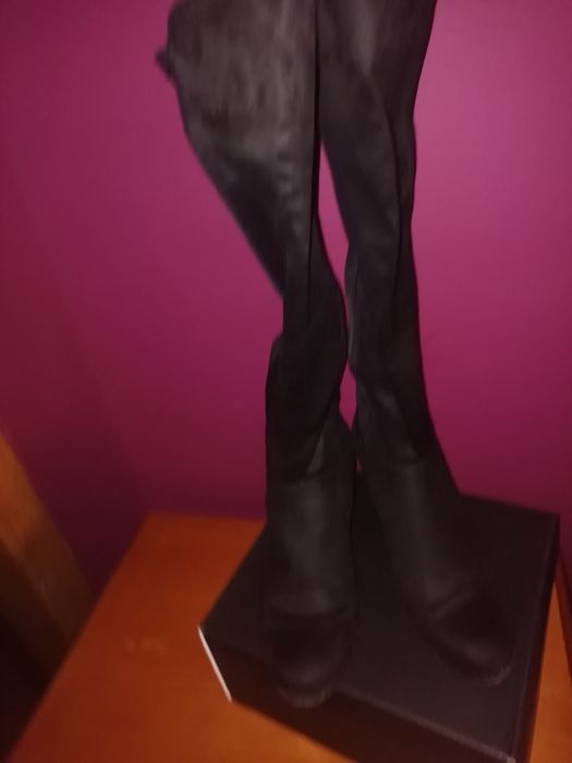 Botas de cano alto e salto cunha