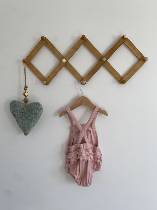 Kombinezon jak newbie 74 dzianinowy pudrowy róż falbanki