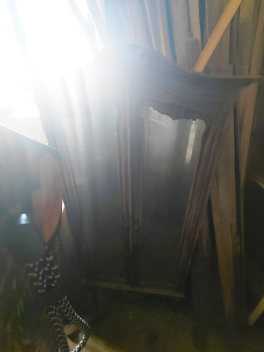 Vitrine triangular com duas portas