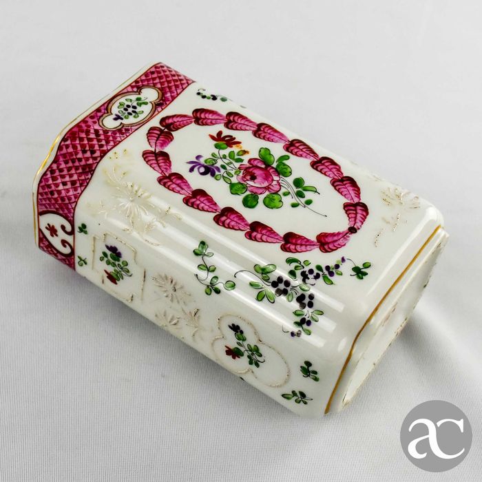 Jarra porcelana de Paris Samson com esmaltes em relevo, séc. XIX