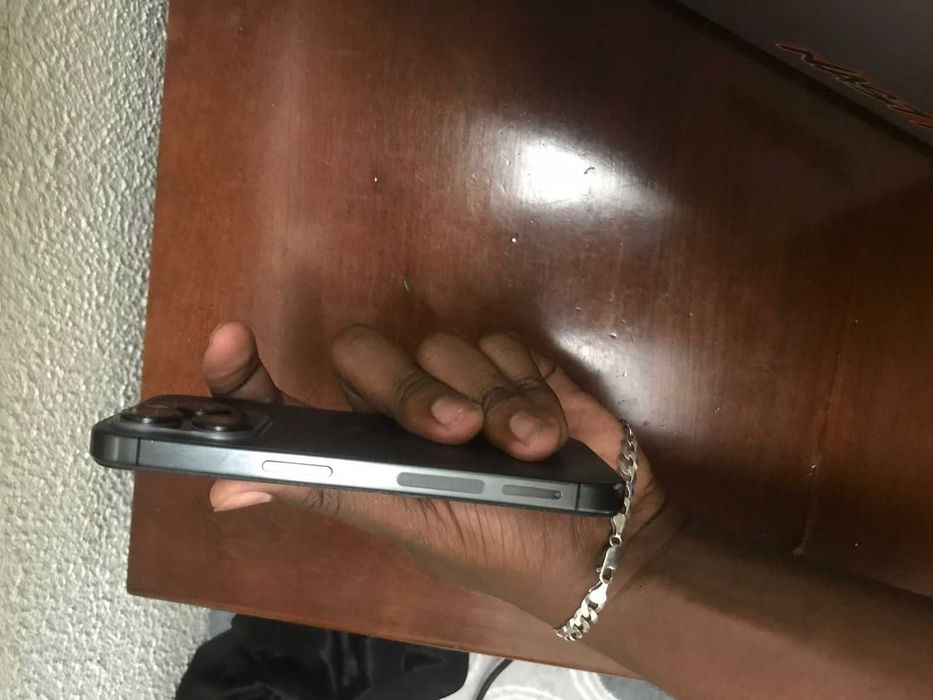 Iphone 15 pro com ainda esta com garantia da loja (2 anos)