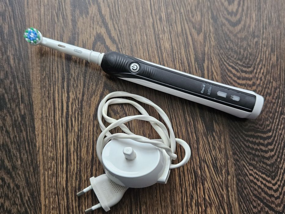 Szczoteczka Braun Oral-B Pro 750 + oryginalna ładowarka