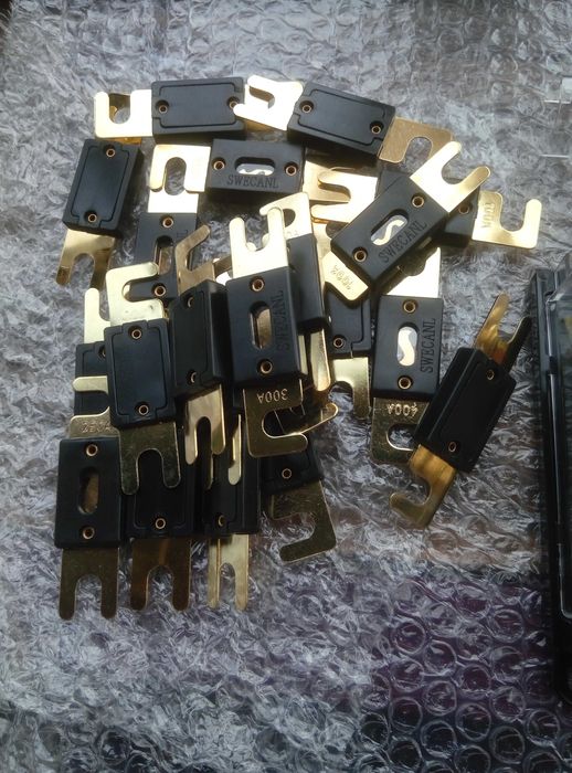 Держатель предохранителя и плавкие вставки пост. тока, предохранители