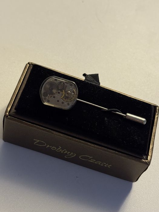 Broszka / spinka Drobinę Czasu– mechanizm zegarka
