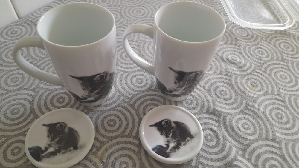 Canecas com tampa em loiça