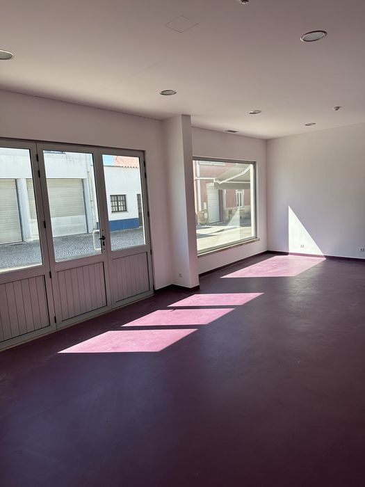 Clínica médica para arrendar – 3 consultórios, esterilização e estacionamento – Arazede