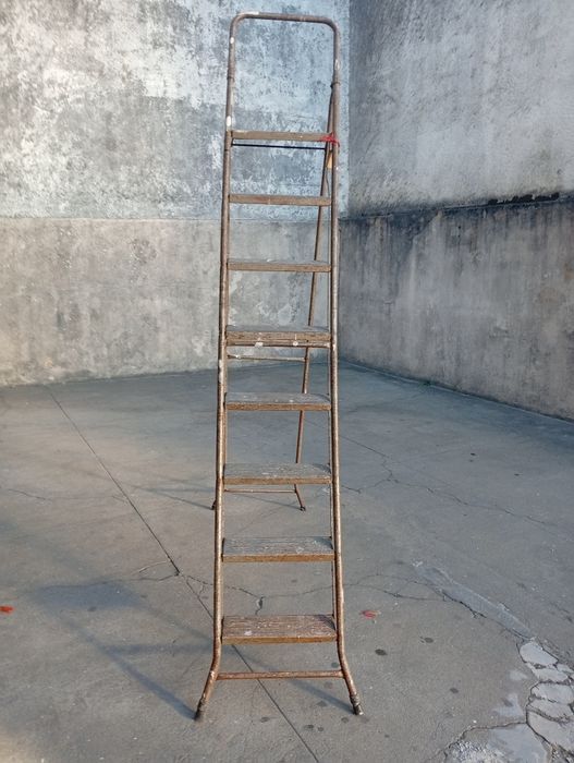 Escada em ferro praticamente nova