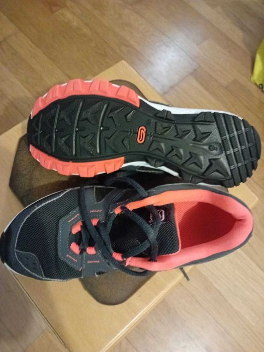 calçado corrida Kiprun Grip Cinzento/Preto/Laranja NÉON