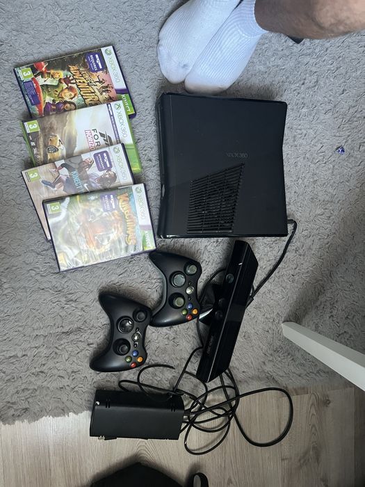 Xbox 360 slim trzy pady kinect i cztery gry. Cena do negocjacji