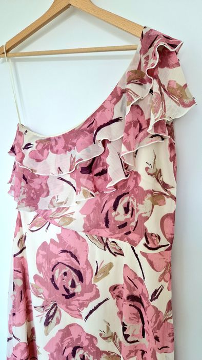 Sukienka w róże falbanka