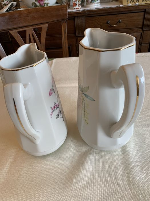 Duas canecas de porcelana  Artibuz