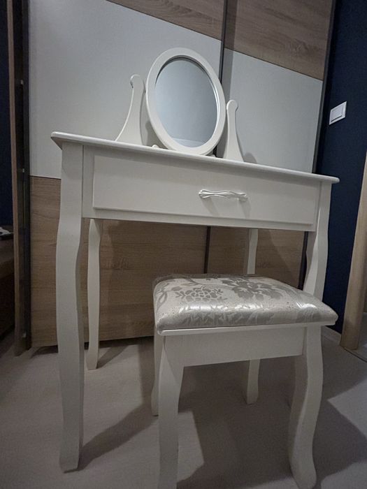 Toaletka z krzesłem