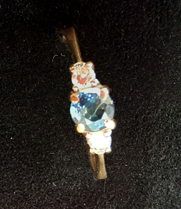 Złoty pierścionek z szafirem i brylantami