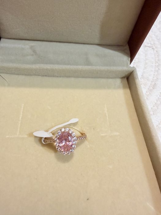 Pierscionek damski pozlacany 18 k , duża rożowa cyrkonia roz 7