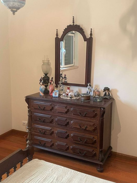 Cómoda antiga em madeira exótica Jambire com espelho - estilo clássico