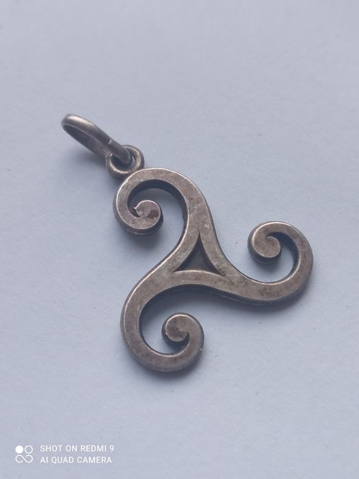 Wisiorek amulet z triskelionem celtyckim p 800