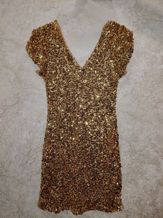 Яскрава, золота сукня. Підійде для енергійного свята