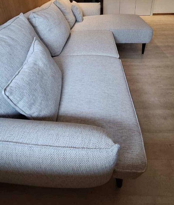 Sofá bege com chaise longue