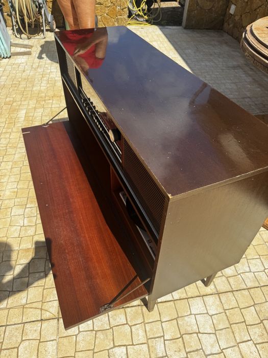 Movel aparador com radio e gira discos