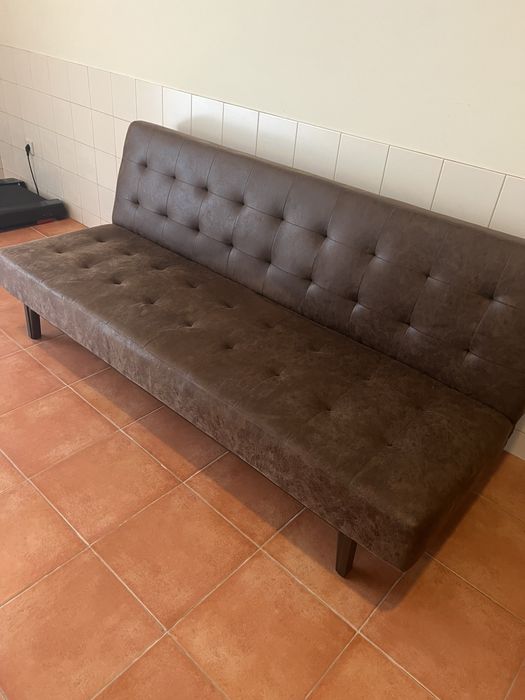Sofá em pele tipo camurça castanho
