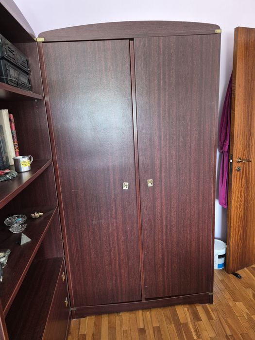 Guarda fatos com prateleiras e cabides