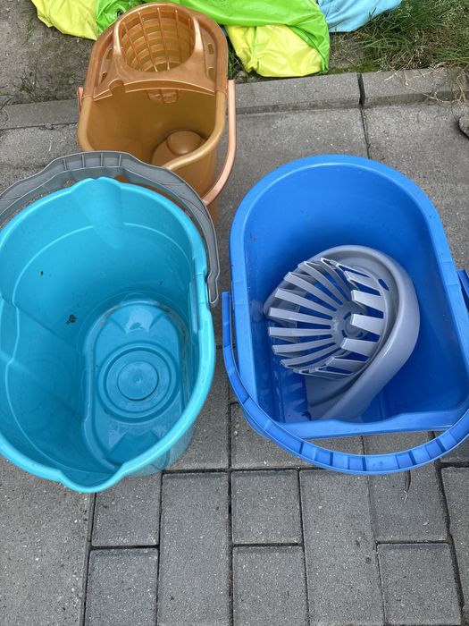 Do ogrodu: krzesła, wiadra, parasol, uchwyty do doniczek