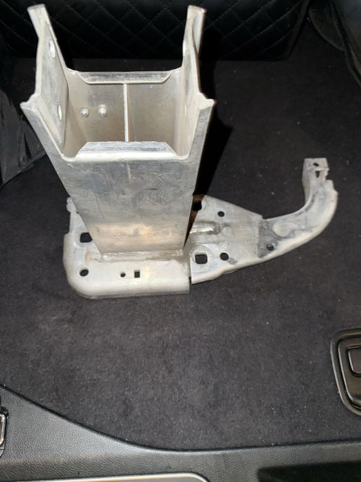 Кронштейн усилителя бампера  AUDI A6 C7