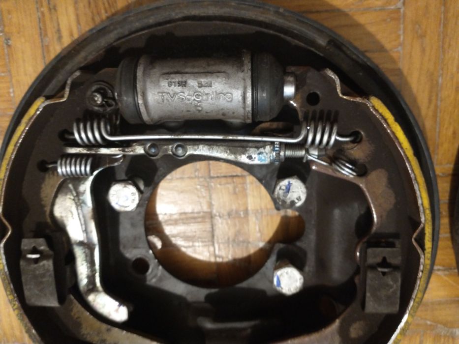 Szczęki hamulcowe kompletne na tarczy - hamulce bębnowe Tata Indica