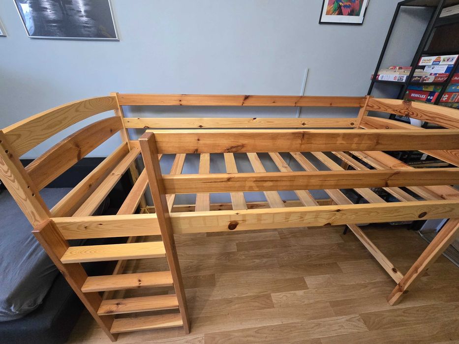 Solidne łózko piętrowe . Antresola z litego drewna sosnowego.