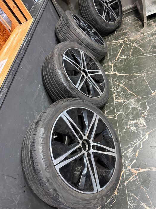 Jogo de pneus e rodas 245/40 R18