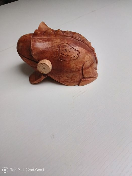 Drewniana żabka instrument