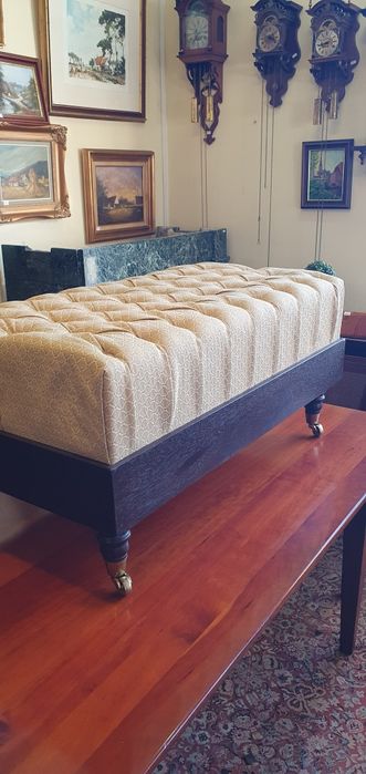 Duża pufa w stylu Chesterfield