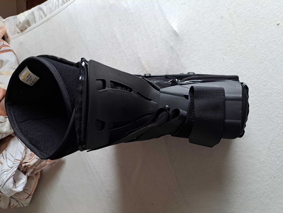 Nieużywana orteza Qmed (solid walker) rozmiar M(38-39), but prawy