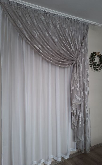 Firana firanka  fantazyjna ,upinana na wiele sposobów.