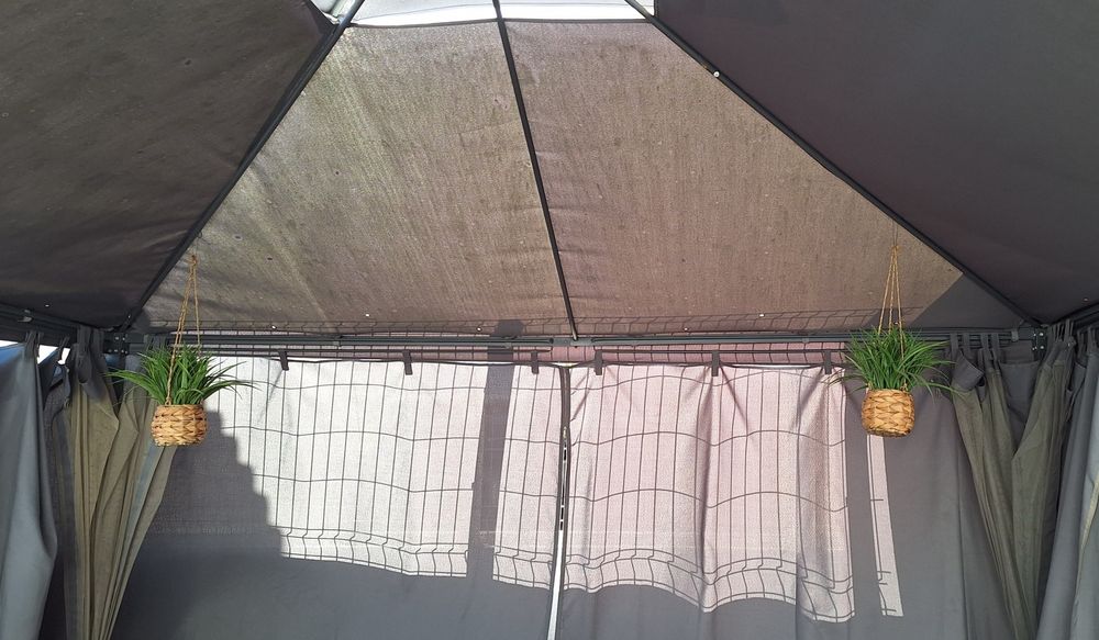 Flor artificial com cesto