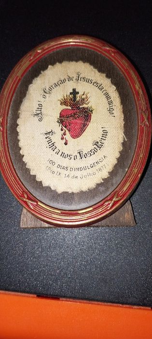 Peça Religiosa Antiga em Latão Pintado – Sagrado Coração de Jesus