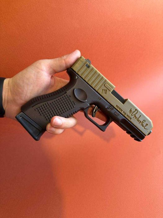 Іграшковий пістолет GLOCK 19 -NAVI - CS GO. Надрукований 3D пластиком. з гравіровкою автографів