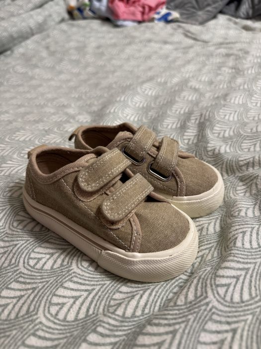 Взуття на хлопчика hm 20/21, clarks 22