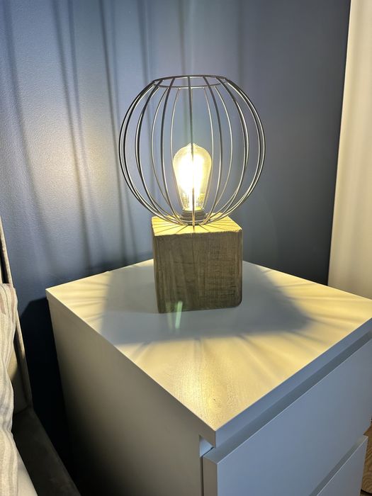 Loftowa lampa nocna z drucianym kloszem