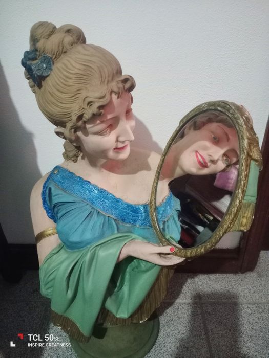 Elegante estátua de mulher segurando o espelho, peça antiga.