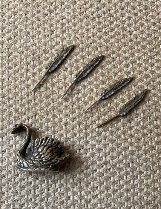 Cisne com plumas para cocktail em metal vintage