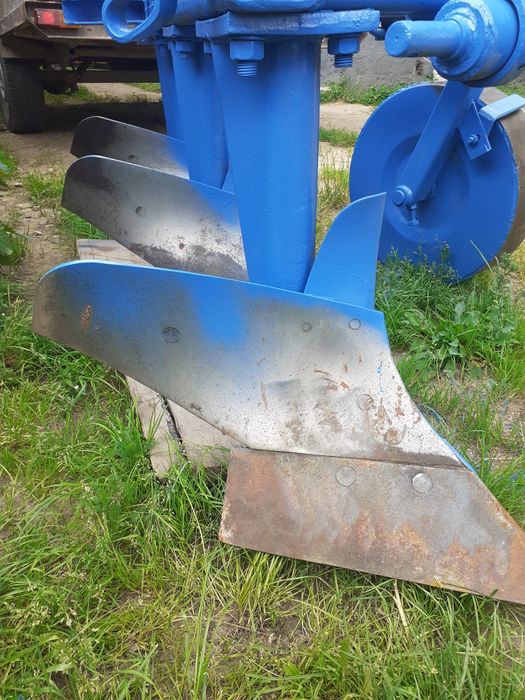 Тракторний плуг трохкорпусний