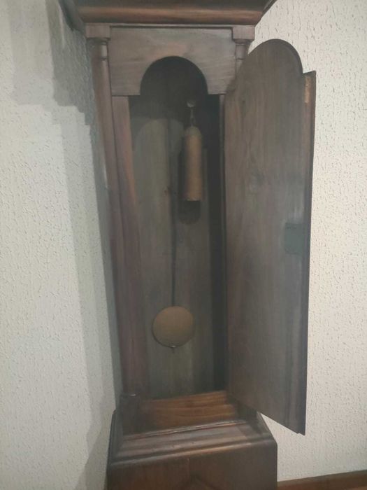 Relógio de caixa alta castanho