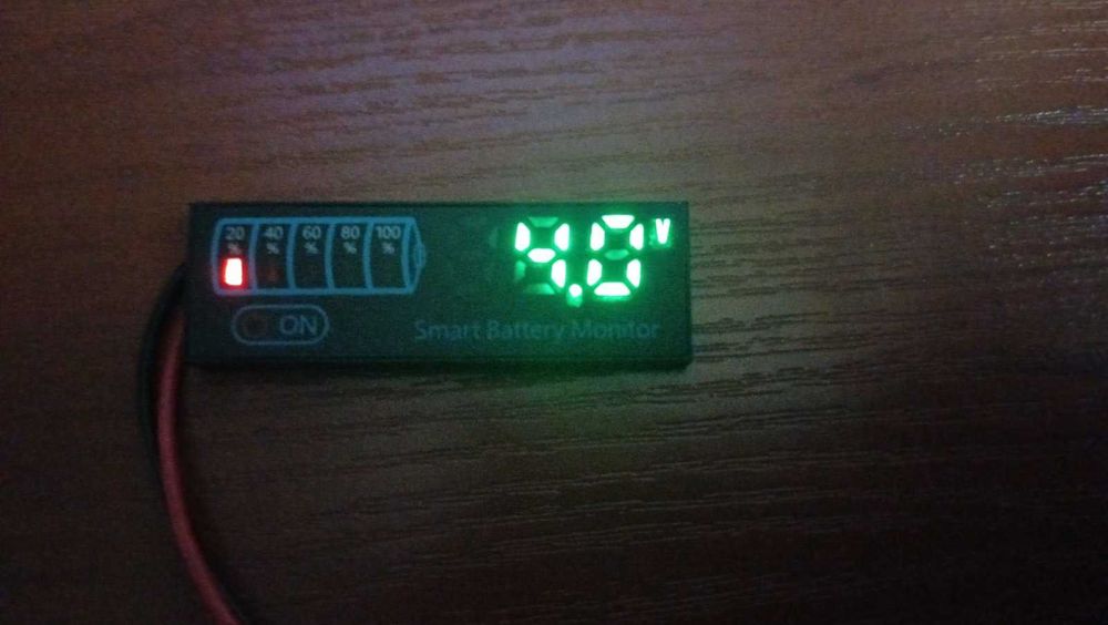 индикатор уровня заряда с цифровым вольтметром