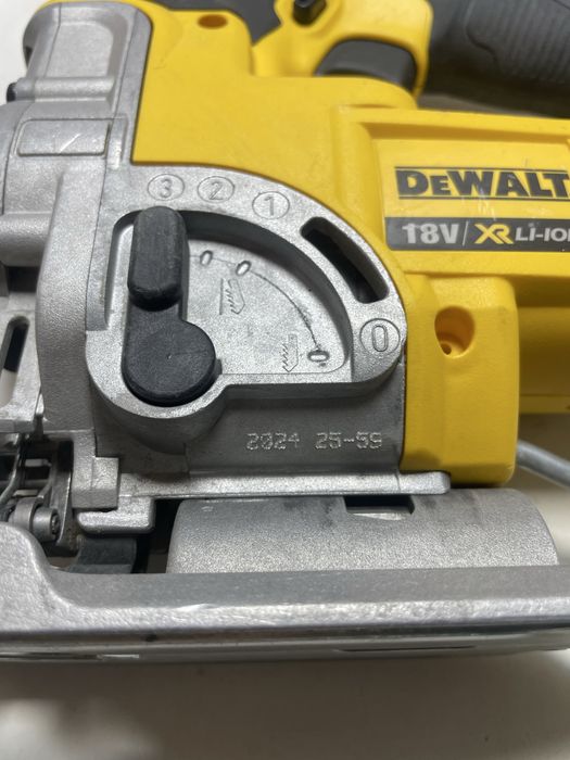 Акумуляторний лобзик DeWalt DCS331