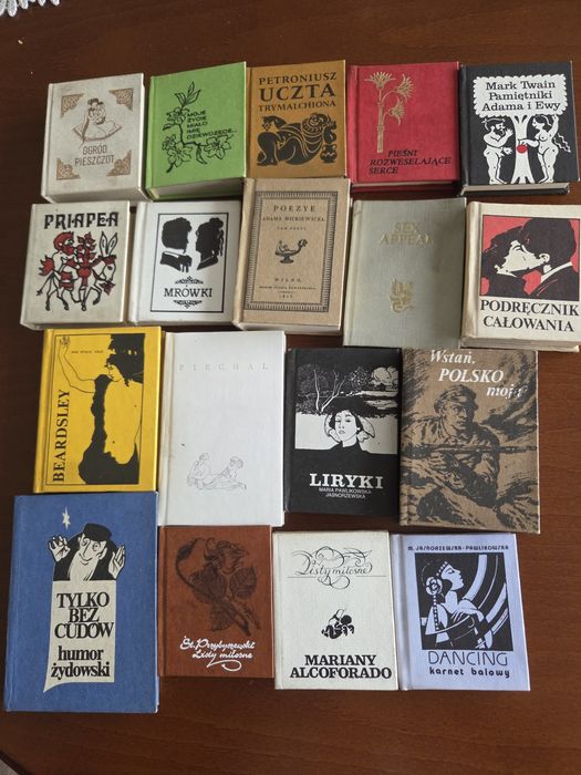 Kolekcja 41  miniaturowych książek z lat 80-tych XX w