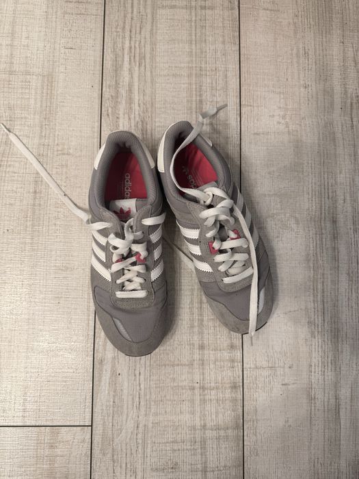 Кросівки від бренду Adidas