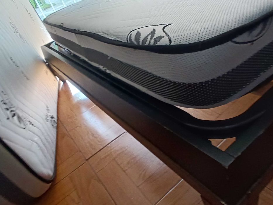 Ótima Cama com Colchão Madeira Maciça